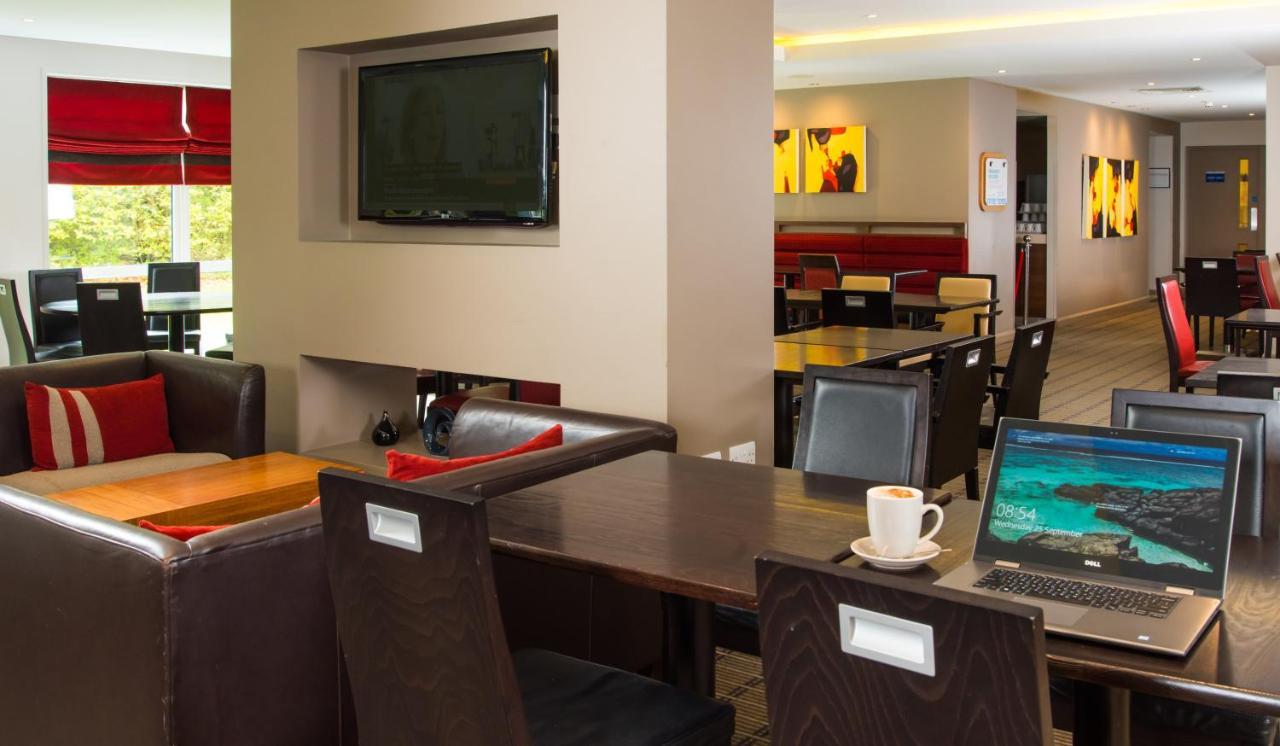 Holiday Inn Express Swindon West By Ihg Exterior photo