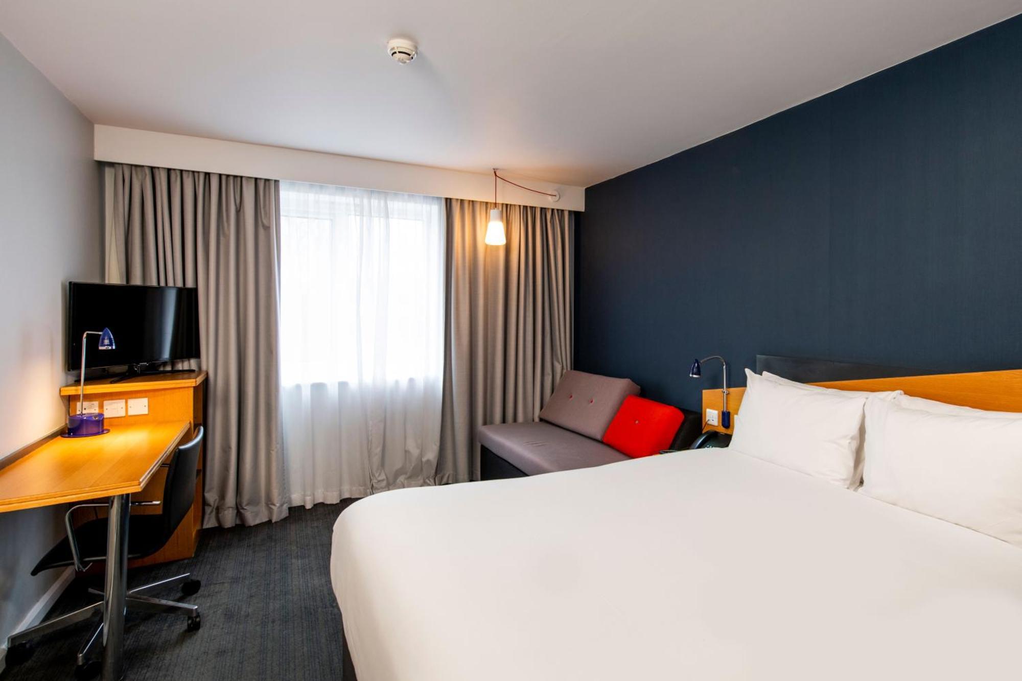 Holiday Inn Express Swindon West By Ihg Exterior photo