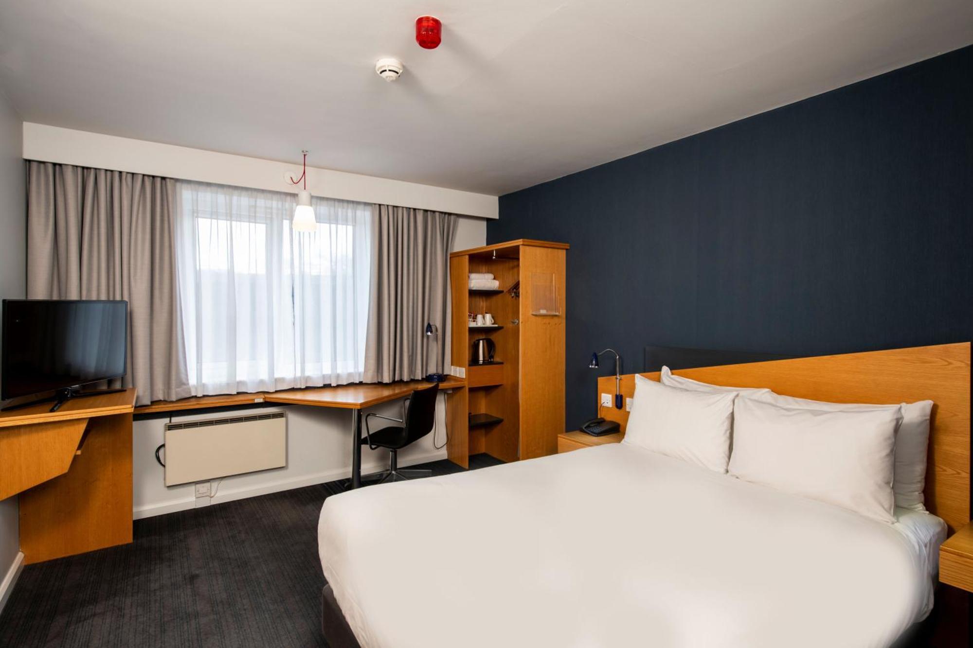Holiday Inn Express Swindon West By Ihg Exterior photo
