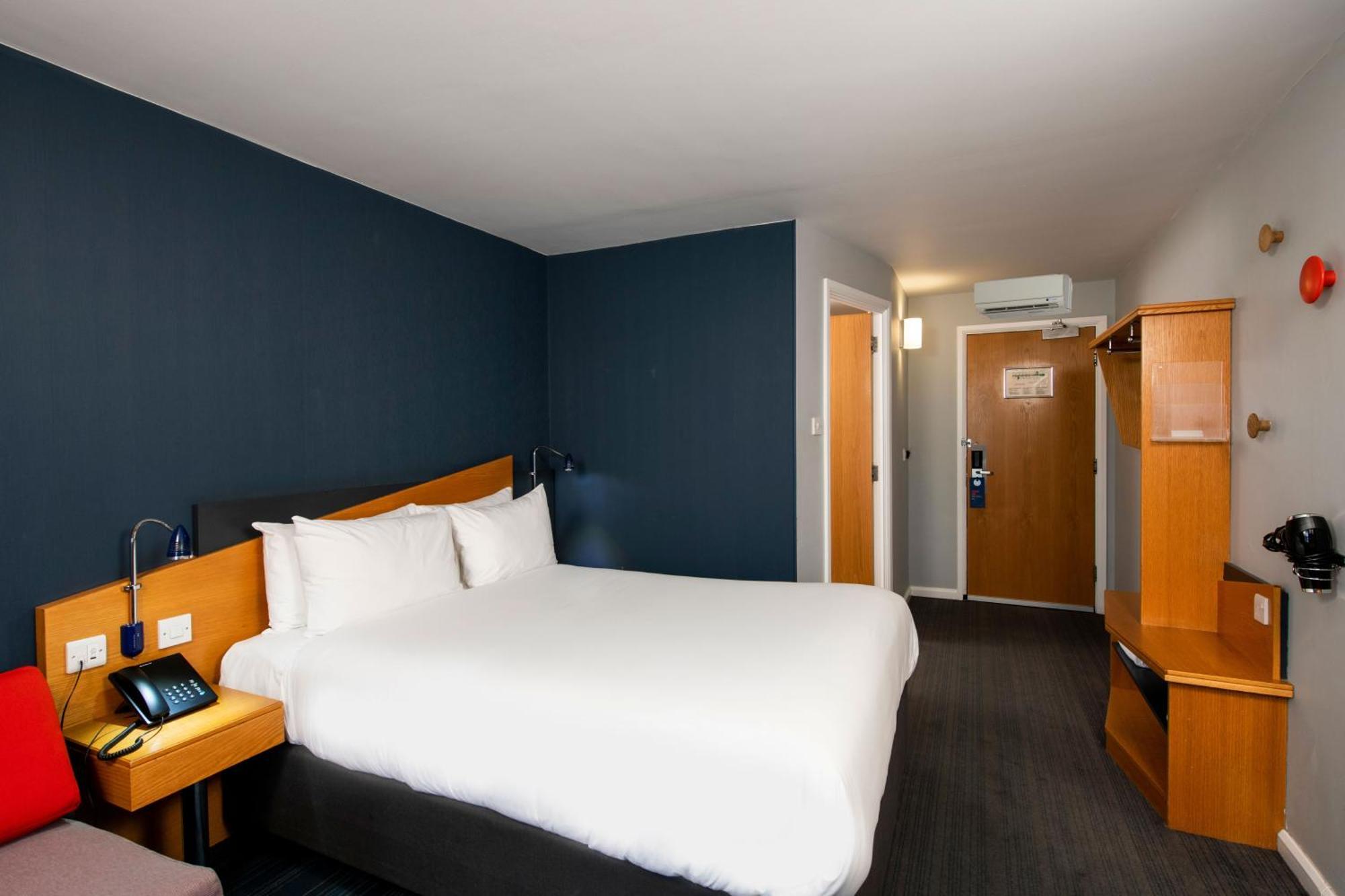 Holiday Inn Express Swindon West By Ihg Exterior photo