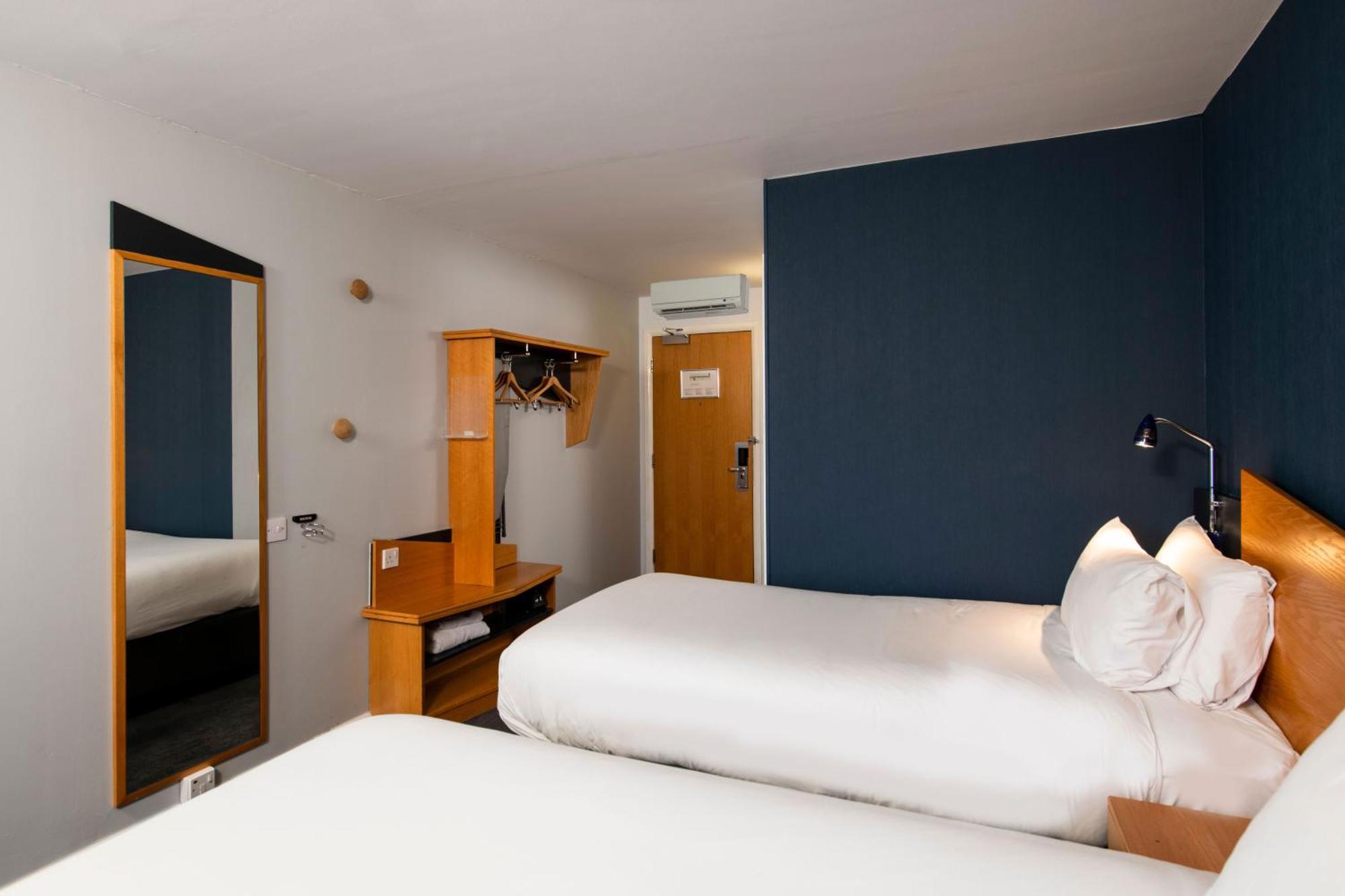 Holiday Inn Express Swindon West By Ihg Exterior photo