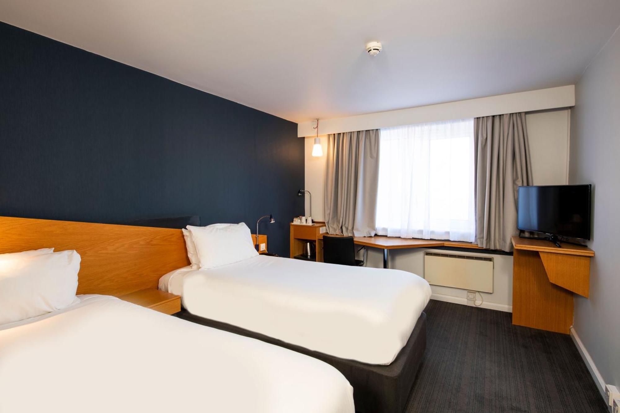 Holiday Inn Express Swindon West By Ihg Exterior photo
