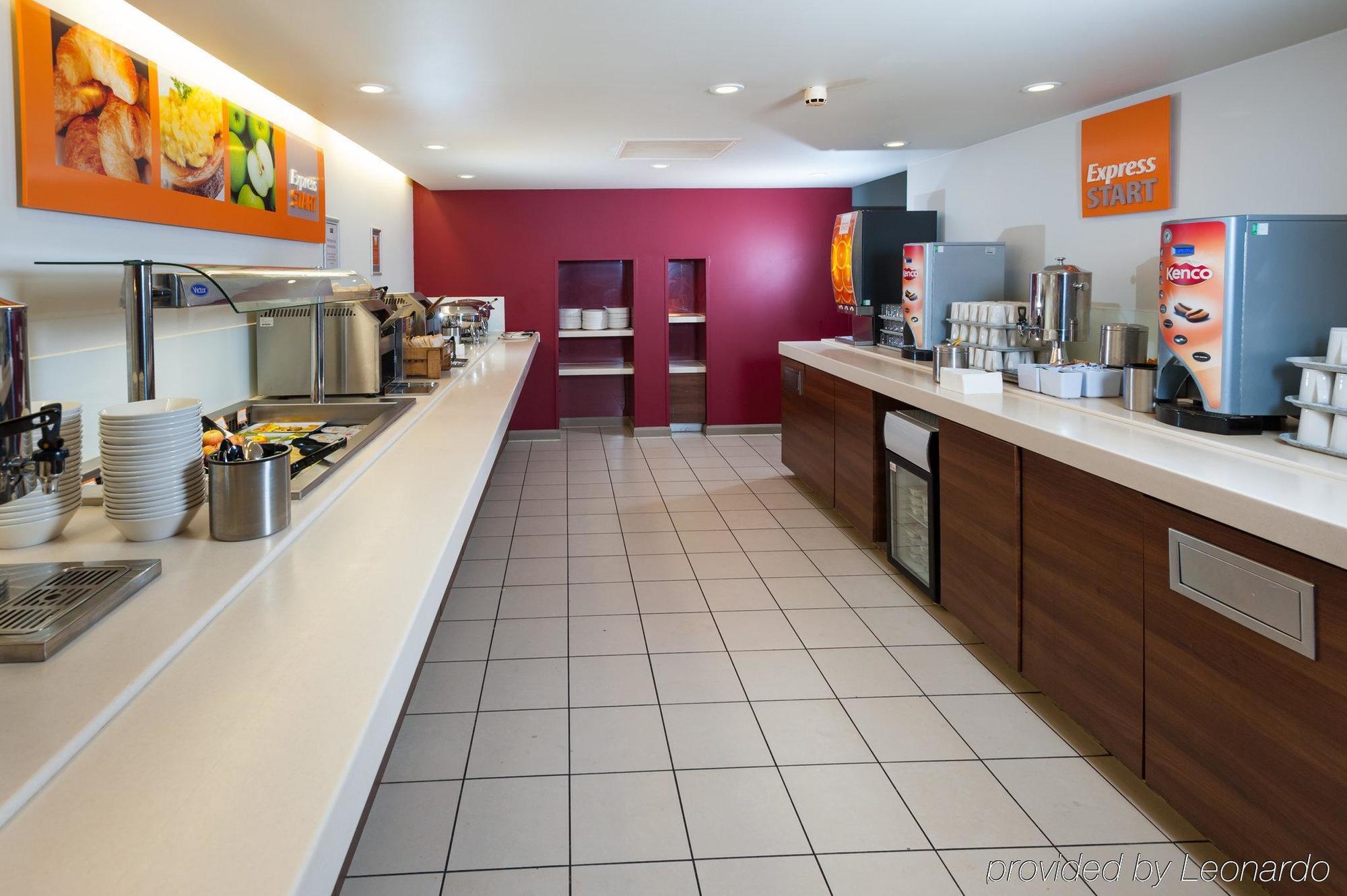 Holiday Inn Express Swindon West By Ihg Exterior photo