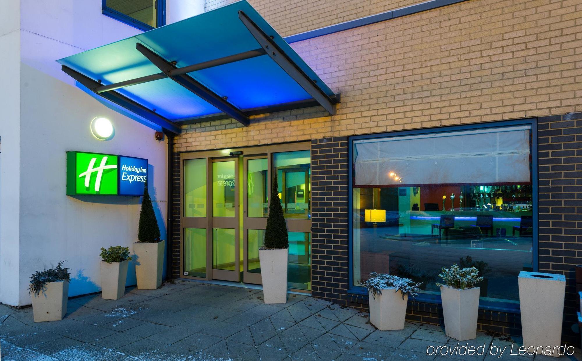 Holiday Inn Express Swindon West By Ihg Exterior photo