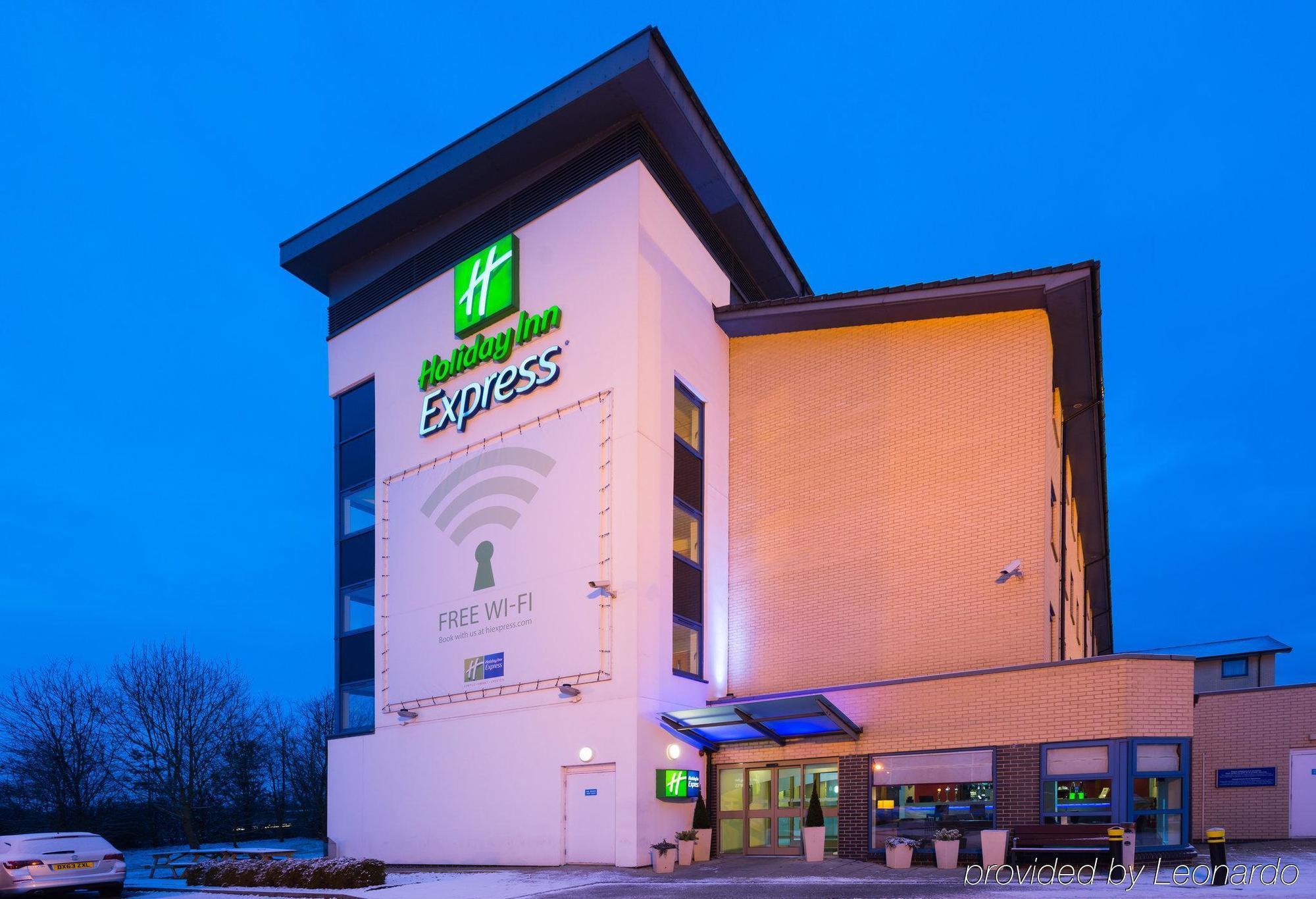 Holiday Inn Express Swindon West By Ihg Exterior photo