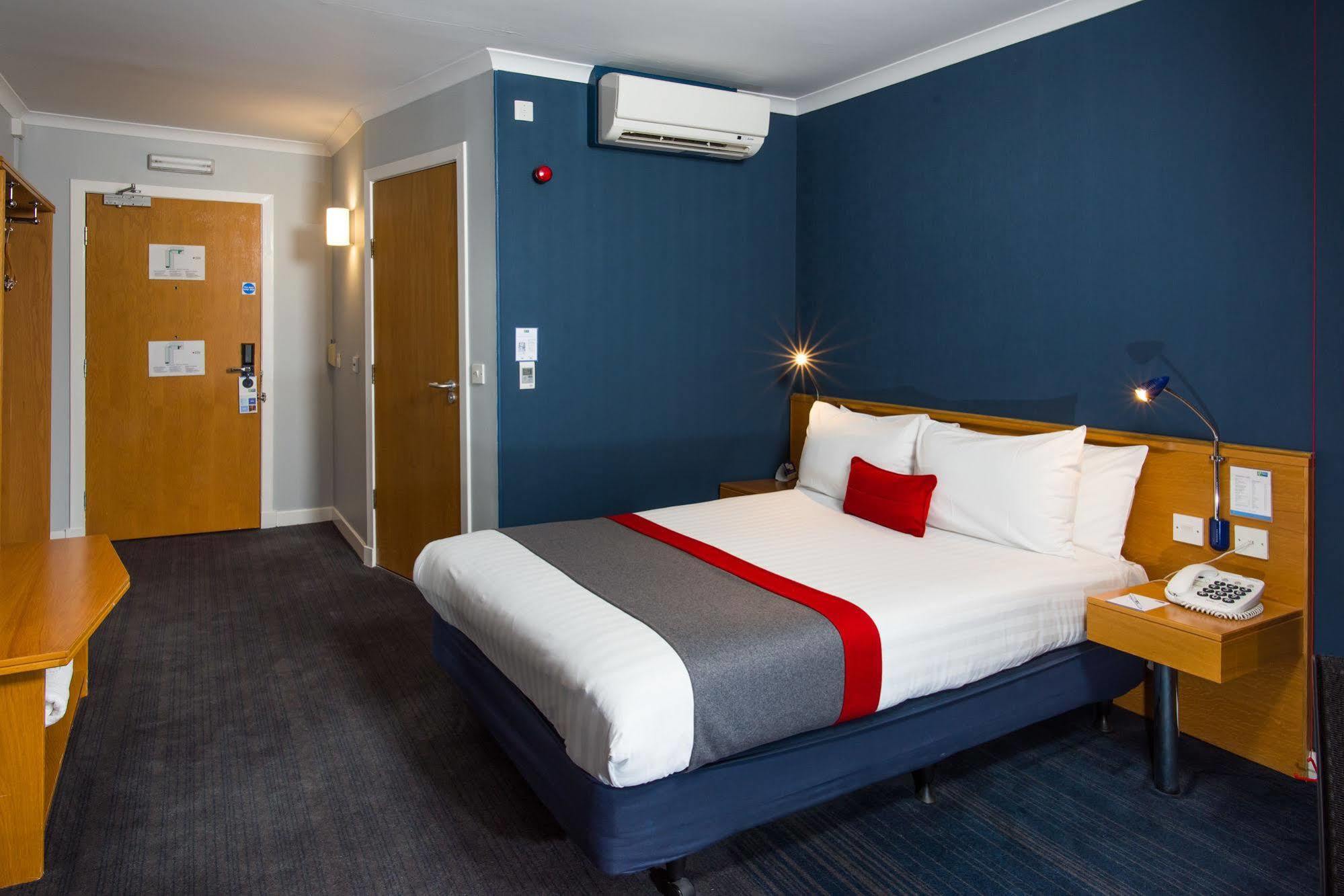 Holiday Inn Express Swindon West By Ihg Exterior photo