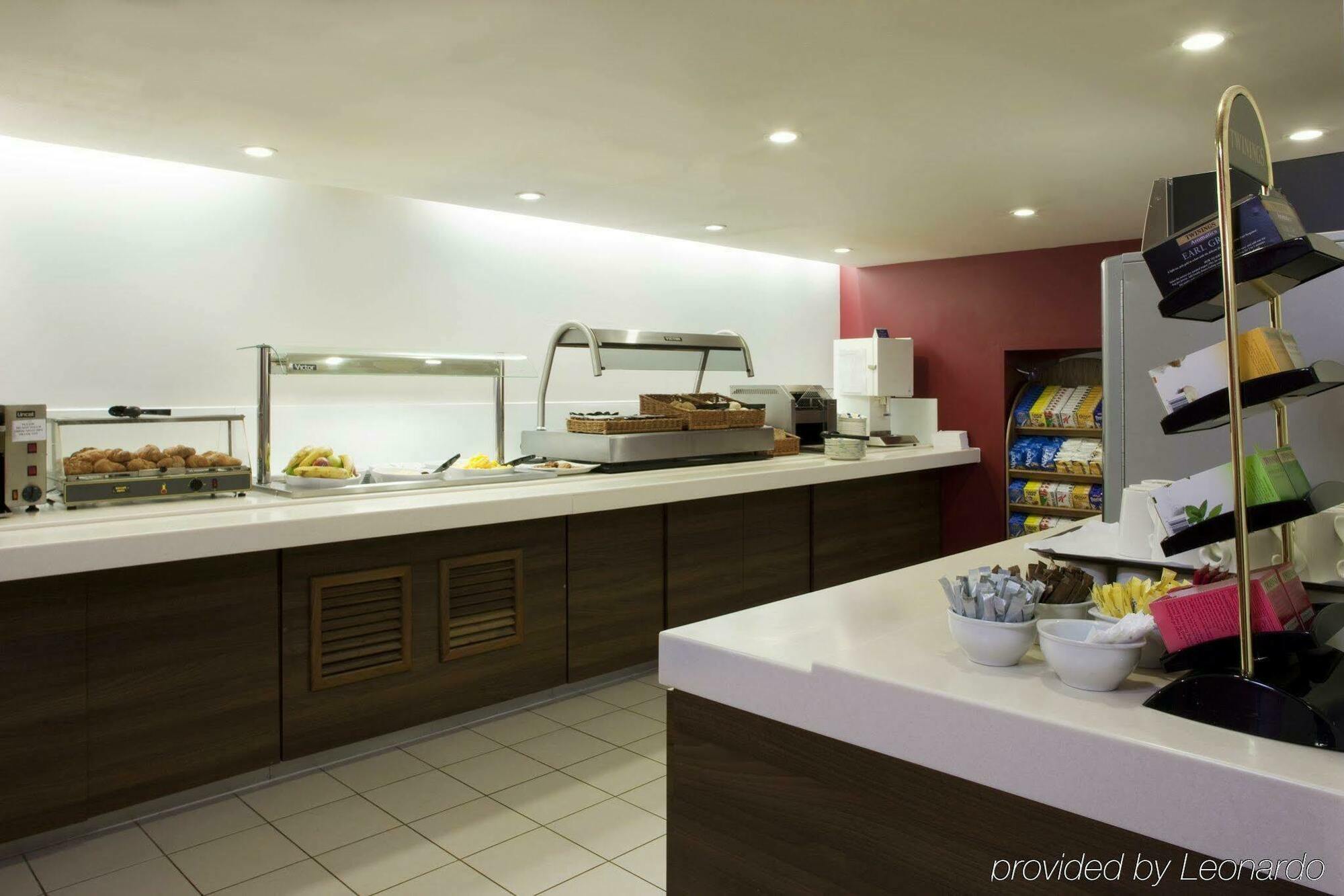 Holiday Inn Express Swindon West By Ihg Restaurant photo
