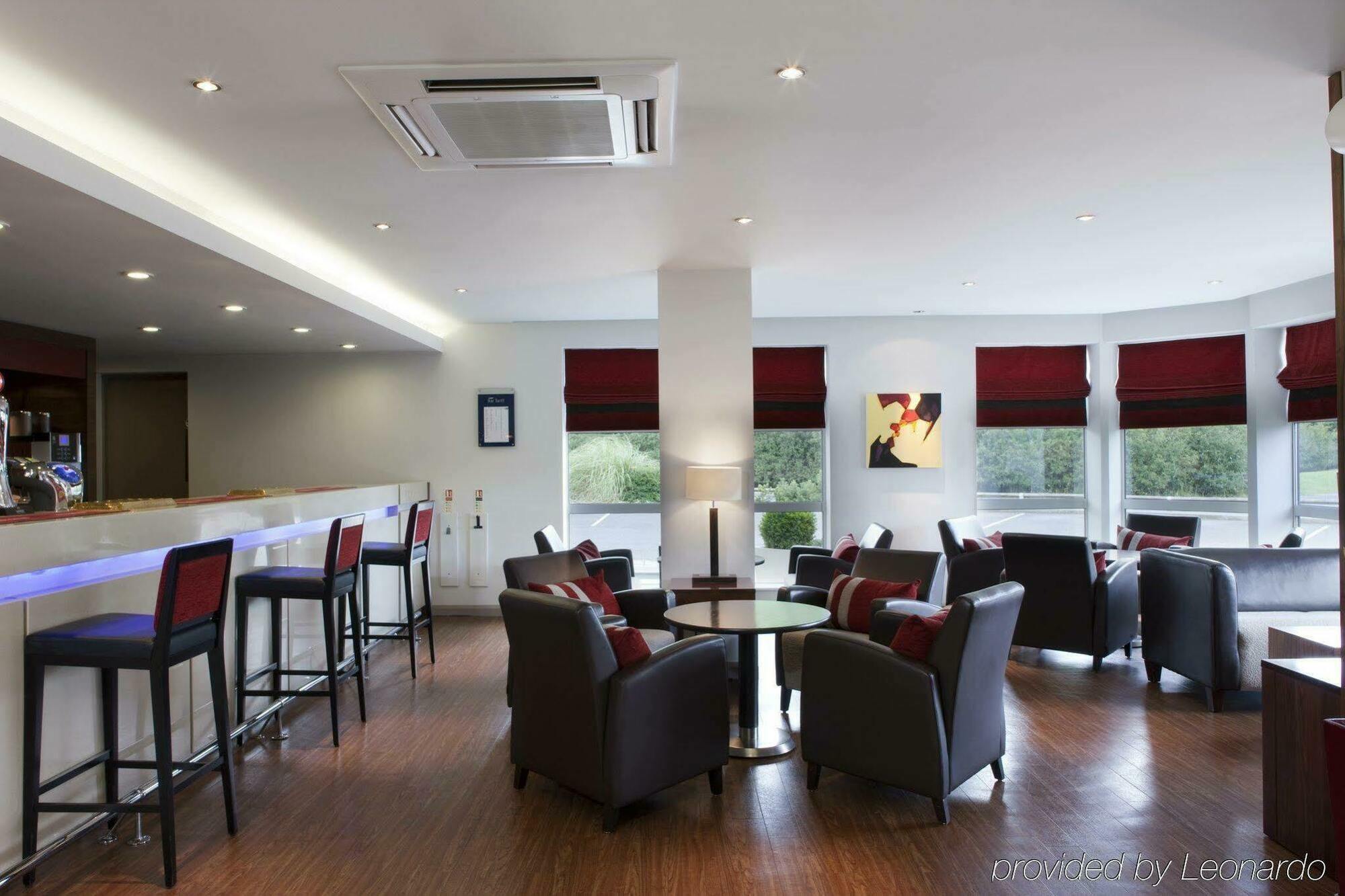 Holiday Inn Express Swindon West By Ihg Restaurant photo
