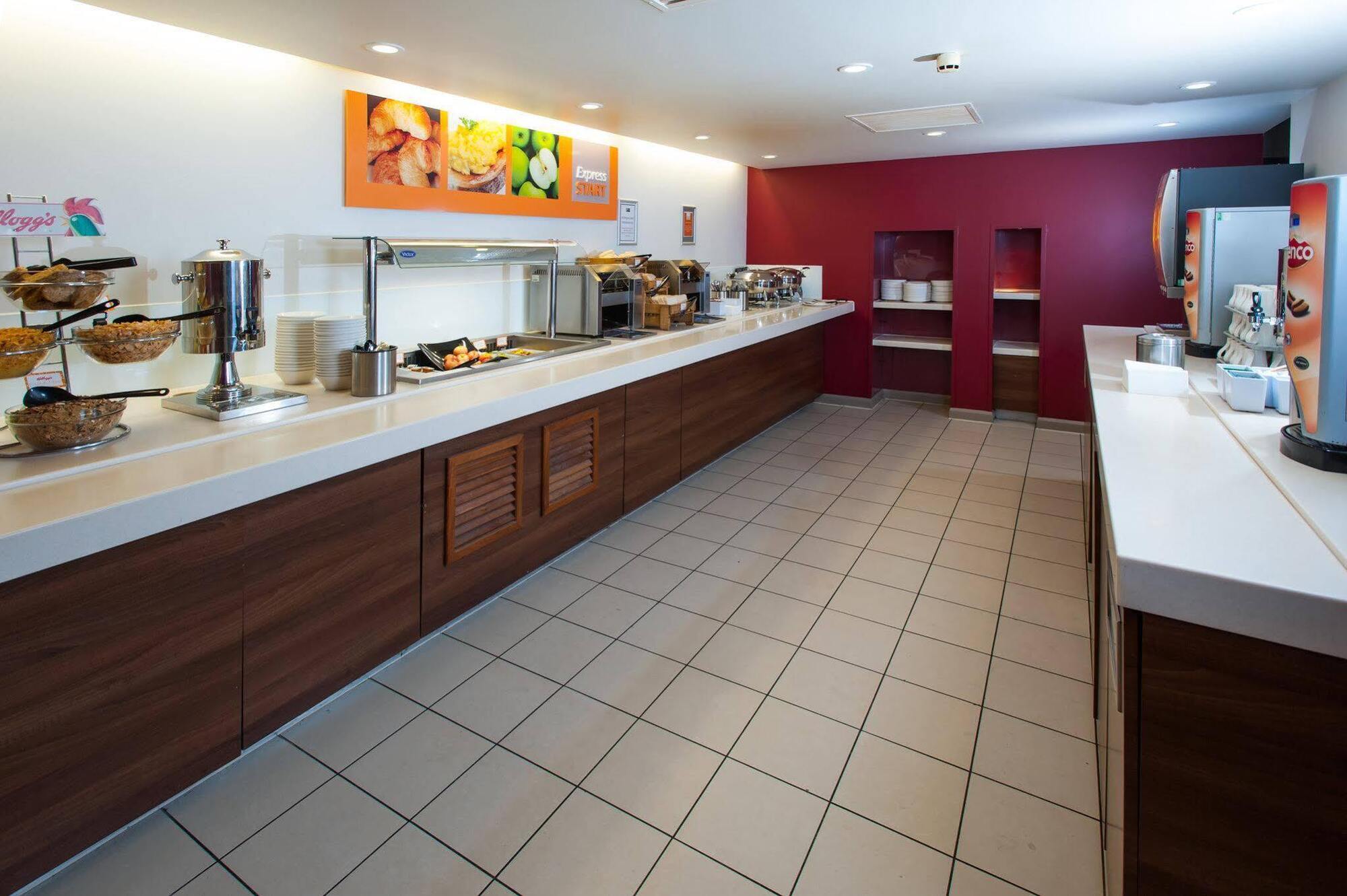 Holiday Inn Express Swindon West By Ihg Exterior photo